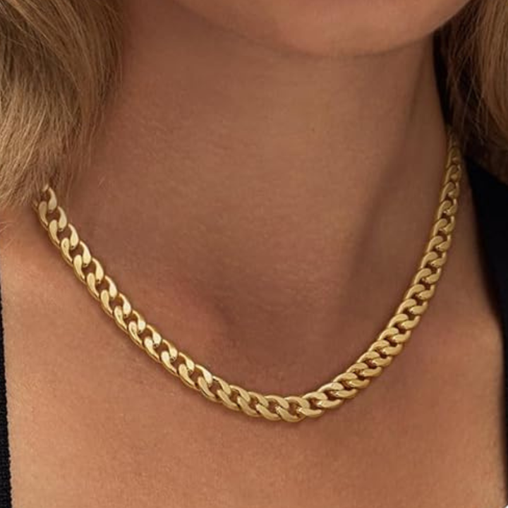 Finoman összefonódó láncszemekből készült nyaklánc