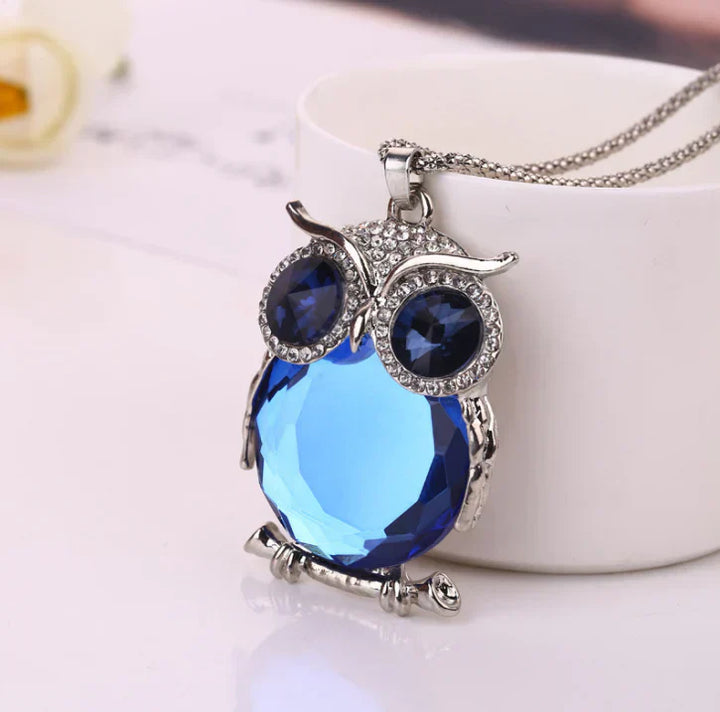 Holds a owl pendant in moonstone